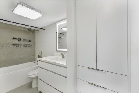 Condo in North Bay Village, Florida, 1 bedroom  № 1940091 - photo 13