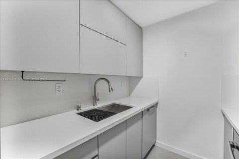 Condo in North Bay Village, Florida, 1 bedroom  № 1940091 - photo 16
