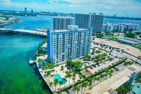 Condo in North Bay Village, Florida, 1 bedroom  № 1940091 - photo 30