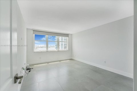 Condo in North Bay Village, Florida, 1 bedroom  № 1940091 - photo 8