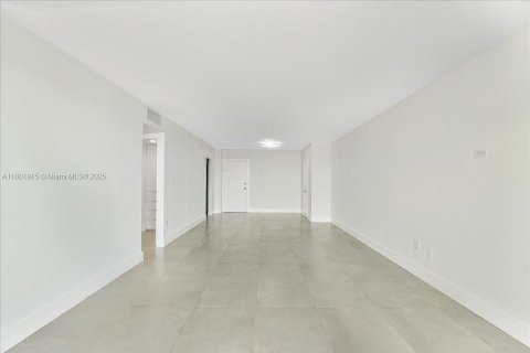 Condo in North Bay Village, Florida, 1 bedroom  № 1940091 - photo 4