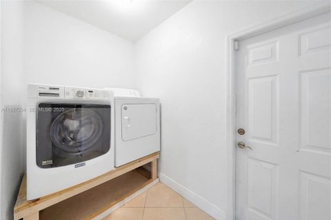 Купить виллу или дом в Майами, Флорида 4 спальни, 243.31м2, № 1989147 - фото 25