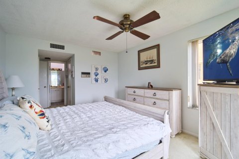Condo in Stuart, Florida, 1 bedroom № 2260941 - photo 11