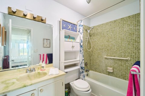 Condo in Stuart, Florida, 1 bedroom № 2260941 - photo 12