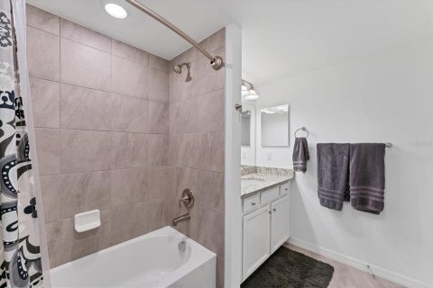 Condo in Lakewood Ranch, Florida, 3 bedrooms in LAKEWOOD NATIONAL  № 1518106 - photo 26