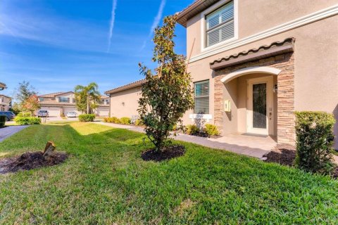 Condo in Lakewood Ranch, Florida, 3 bedrooms in LAKEWOOD NATIONAL  № 1518106 - photo 4