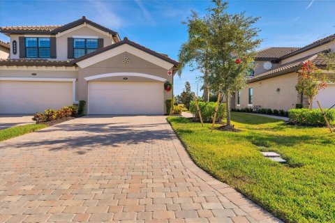 Condo in Lakewood Ranch, Florida, 3 bedrooms in LAKEWOOD NATIONAL  № 1518106 - photo 2