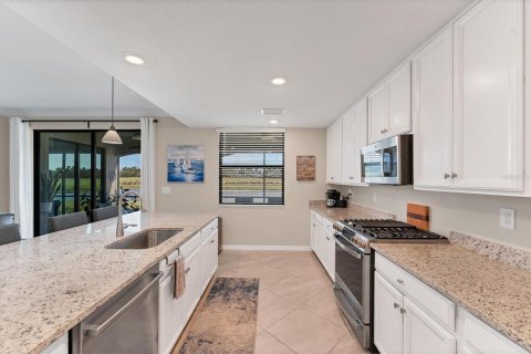 Condo in Lakewood Ranch, Florida, 3 bedrooms in LAKEWOOD NATIONAL  № 1518106 - photo 14