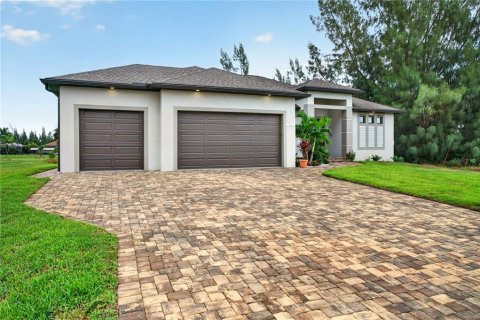 House in Port Charlotte, Florida 3 bedrooms, 168.34 sq.m. № 2321062 - photo 3