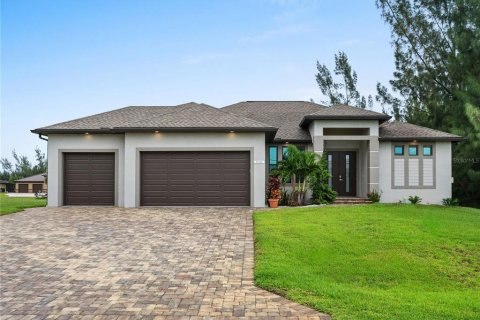 House in Port Charlotte, Florida 3 bedrooms, 168.34 sq.m. № 2321062 - photo 2