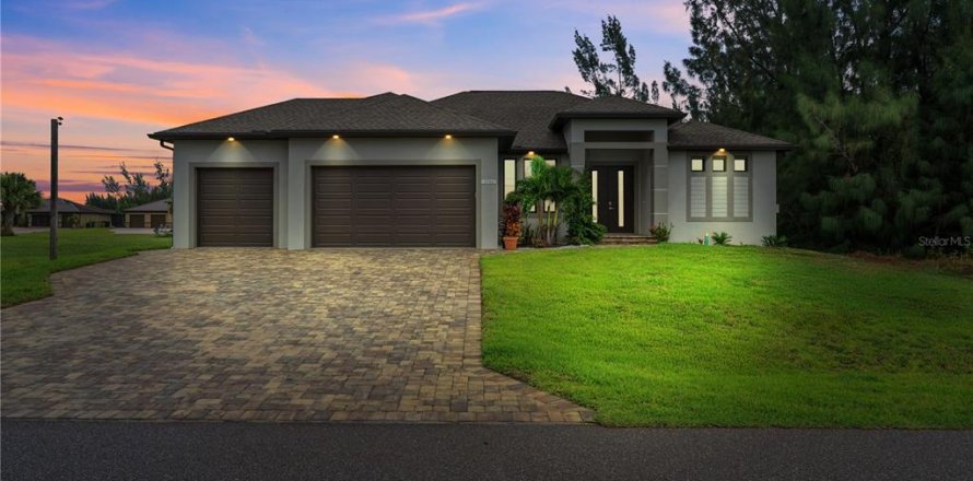 House in Port Charlotte, Florida 3 bedrooms, 168.34 sq.m. № 2321062