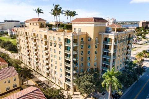 Condominio en alquiler en West Palm Beach, Florida, 2 dormitorios, 130.71 m2 № 1004933 - foto 1
