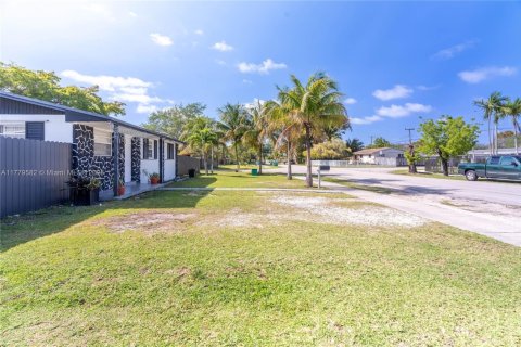 House in Miami, Florida 3 bedrooms, 100.33 sq.m. № 1874704 - photo 3