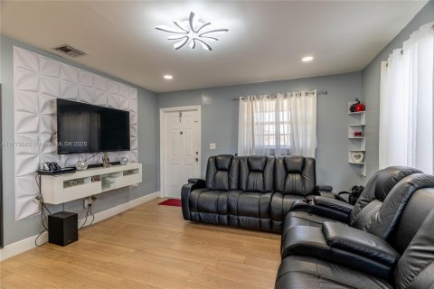 House in Miami, Florida 3 bedrooms, 100.33 sq.m. № 1874704 - photo 7
