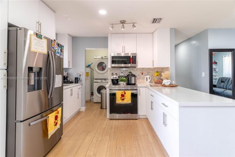 House in Miami, Florida 3 bedrooms, 100.33 sq.m. № 1874704 - photo 9
