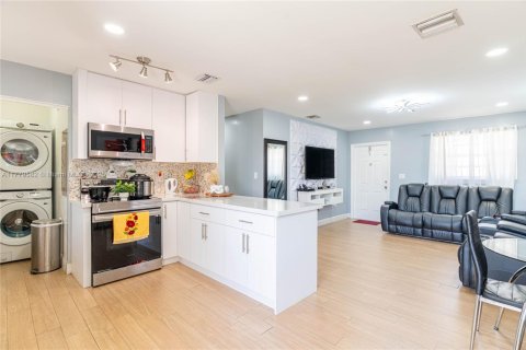 House in Miami, Florida 3 bedrooms, 100.33 sq.m. № 1874704 - photo 10
