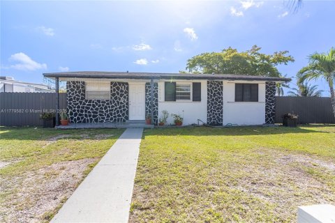 House in Miami, Florida 3 bedrooms, 100.33 sq.m. № 1874704 - photo 1