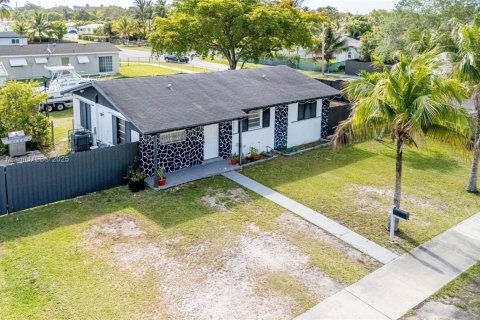 House in Miami, Florida 3 bedrooms, 100.33 sq.m. № 1874704 - photo 20