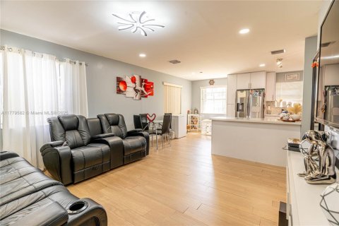 House in Miami, Florida 3 bedrooms, 100.33 sq.m. № 1874704 - photo 5