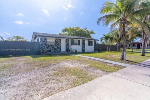 House in Miami, Florida 3 bedrooms, 100.33 sq.m. № 1874704 - photo 2
