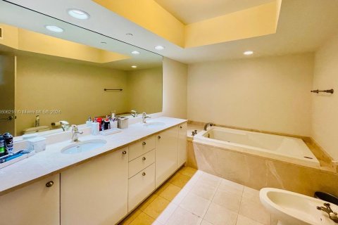 Condo in Sunny Isles Beach, Florida, 2 bedrooms  № 1891367 - photo 20