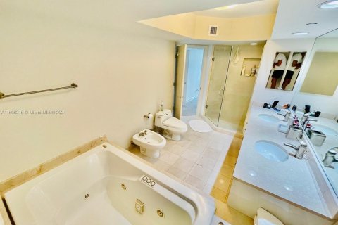 Condo in Sunny Isles Beach, Florida, 2 bedrooms  № 1891367 - photo 13