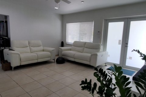 Casa en venta en Miami, Florida, 3 dormitorios, 132.85 m2 № 1485303 - foto 21