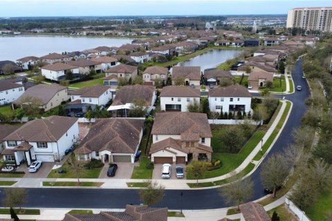 Casa en venta en Orlando, Florida, 7 dormitorios, 422.15 m2 № 1553566 - foto 1