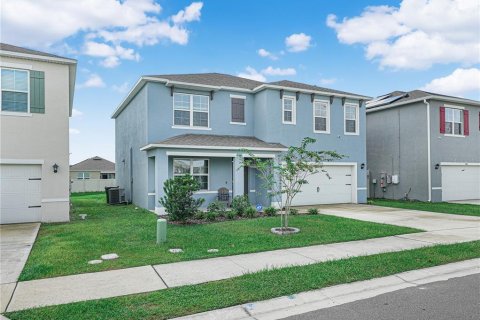 House in Winter Haven, Florida 5 bedrooms, 243.03 sq.m. № 2413795 - photo 3