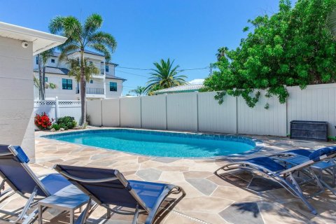Villa ou maison à Madeira Beach, Floride 3 chambres, 95.88 m2 № 2235318