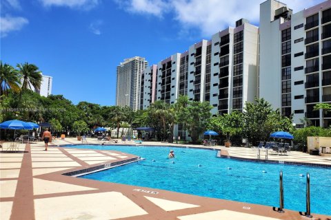 Condominio en venta en Sunny Isles Beach, Florida, 2 dormitorios, 95.78 m2 № 1692240 - foto 19