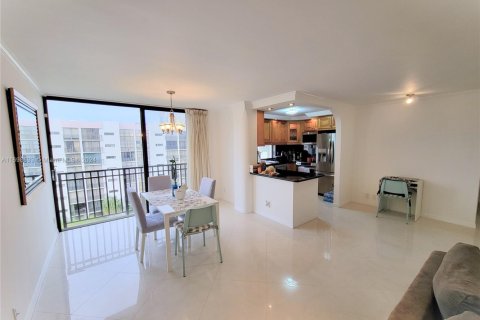 Condominio en venta en Sunny Isles Beach, Florida, 2 dormitorios, 95.78 m2 № 1692240 - foto 9