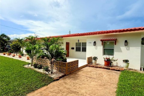 House in Saint Petersburg, Florida 3 bedrooms, 117.99 sq.m. № 2353408