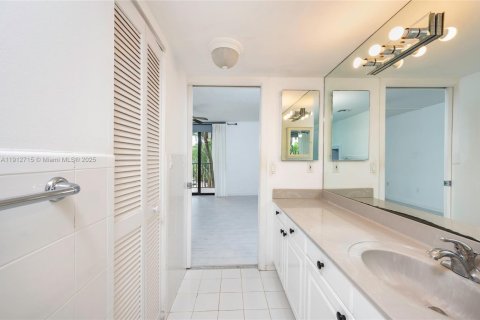 Купить кондоминиум в Ки-Бискейн, Флорида 1 спальня, 90.3м2, № 1968425 - фото 15