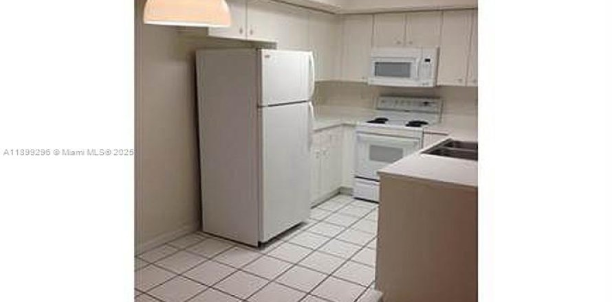 Кондоминиум с 1 спальней в Коконат Крик, Флорида № 1951879