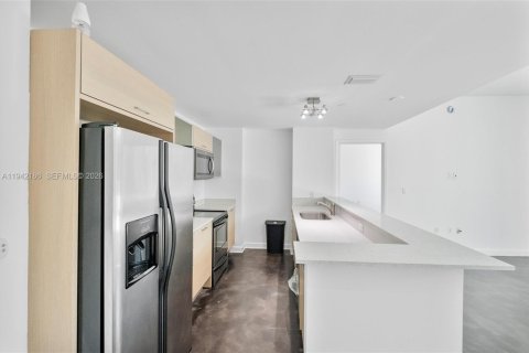 Condo in Miami, Florida, 2 bedrooms  № 1999917 - photo 16