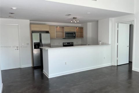 Condo in Miami, Florida, 2 bedrooms  № 1999917 - photo 7