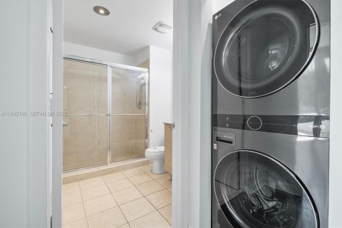 Condo in Miami, Florida, 2 bedrooms  № 1999917 - photo 29