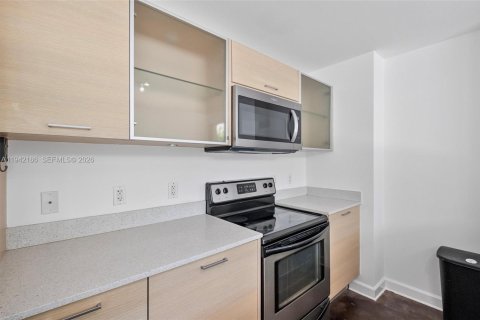 Condo in Miami, Florida, 2 bedrooms  № 1999917 - photo 18