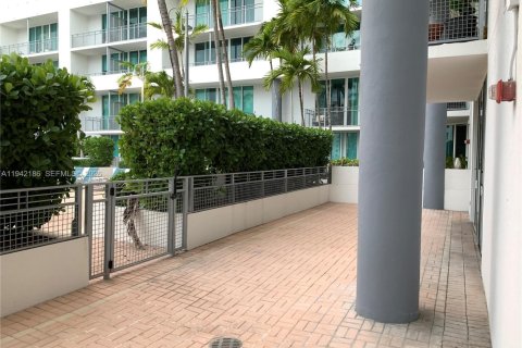 Condo in Miami, Florida, 2 bedrooms  № 1999917 - photo 30