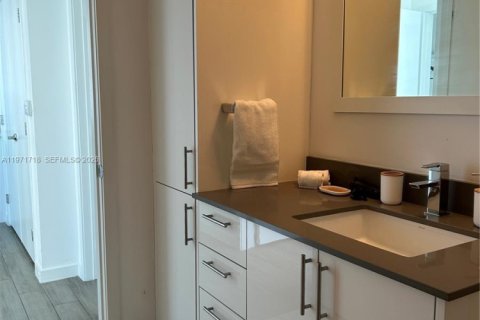 Снять в аренду кондоминиум в Майами, Флорида 2 спальни, 98.85м2, № 2051398 - фото 24