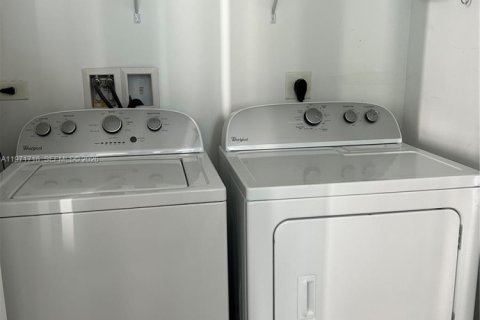 Снять в аренду кондоминиум в Майами, Флорида 2 спальни, 98.85м2, № 2051398 - фото 18