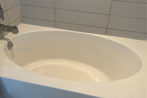 Снять в аренду кондоминиум в Майами, Флорида 2 спальни, 98.85м2, № 2051398 - фото 23