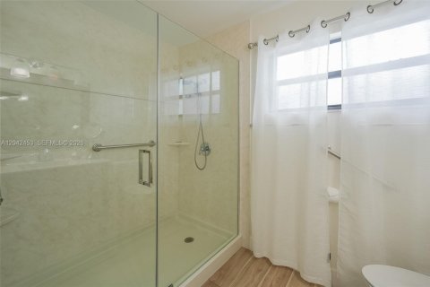 House in Miami, Florida 3 bedrooms, 152.82 sq.m. № 2184195 - photo 9
