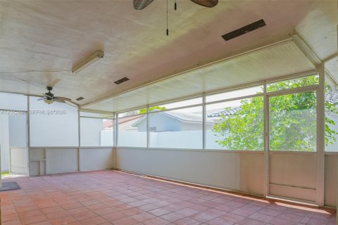 House in Miami, Florida 3 bedrooms, 152.82 sq.m. № 2184195 - photo 14
