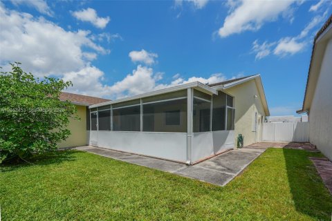 House in Miami, Florida 3 bedrooms, 152.82 sq.m. № 2184195 - photo 16