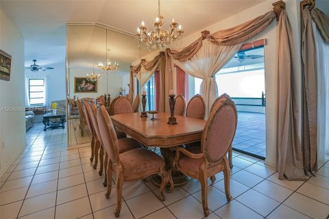 House in Miami, Florida 3 bedrooms, 152.82 sq.m. № 2184195 - photo 3