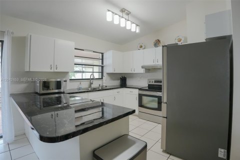 House in Miami, Florida 3 bedrooms, 152.82 sq.m. № 2184195 - photo 5