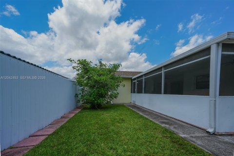 House in Miami, Florida 3 bedrooms, 152.82 sq.m. № 2184195 - photo 15