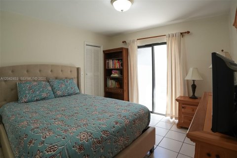 House in Miami, Florida 3 bedrooms, 152.82 sq.m. № 2184195 - photo 12